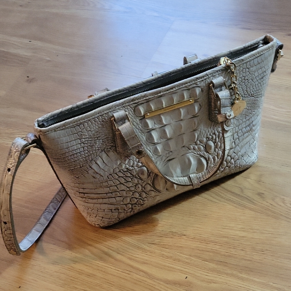 Elegant Crocodile-Embossed Tan Handbag